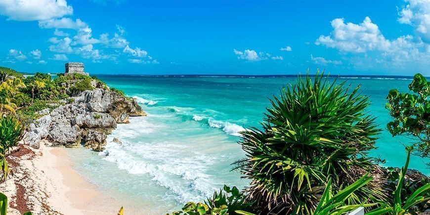 Härlig utsikt över stranden och ruinerna i Tulum