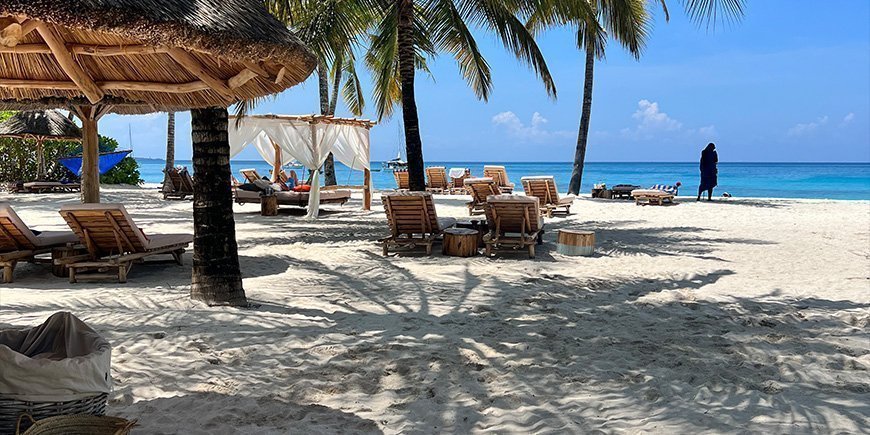 Tropisk strand och strandstolar på Zanzibar