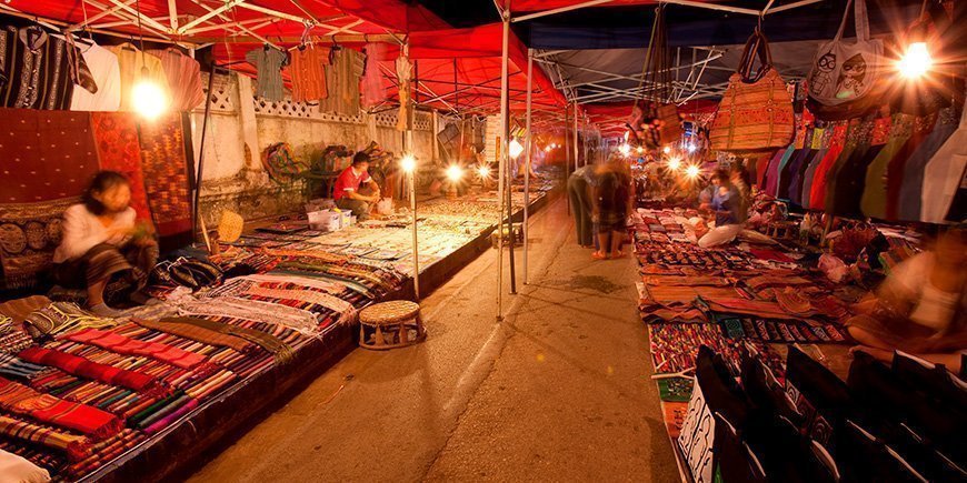 Stånd på nattmarknaden i Luang Prabang