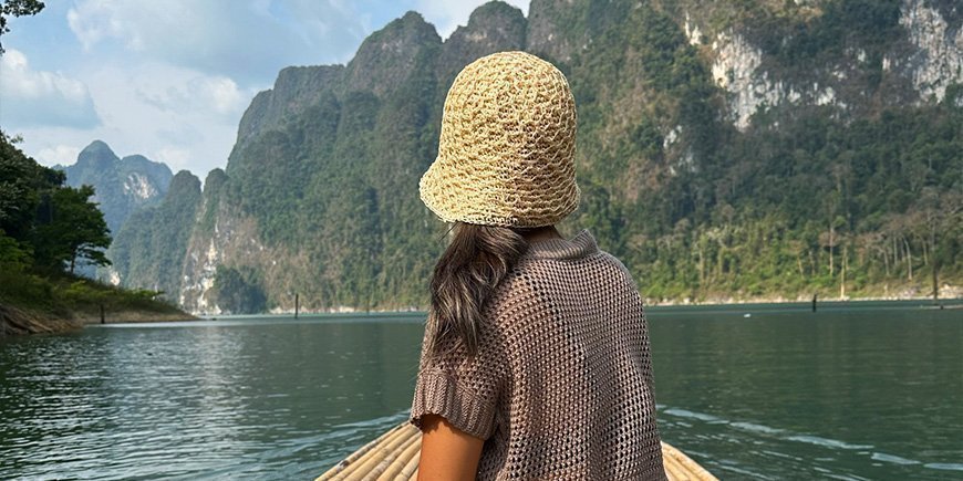 Kvinnor seglar på Cheow Lan-sjön i Khao Sok nationalpark i Thailand