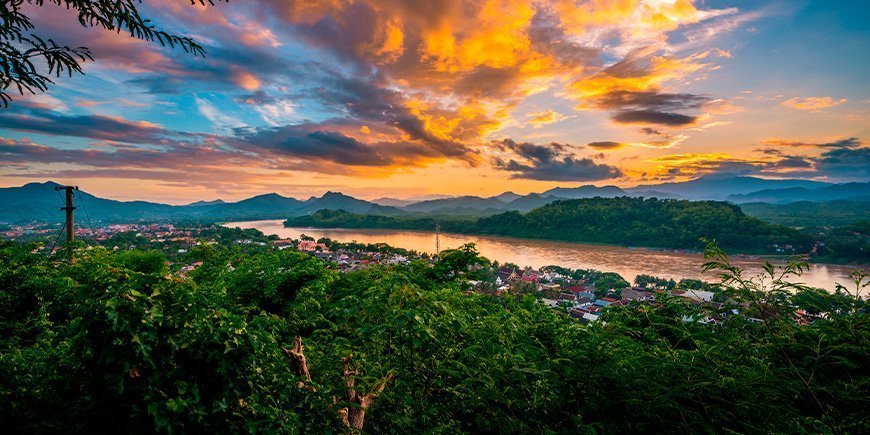 Solnedgång över berget Phousi i Luang Prabang