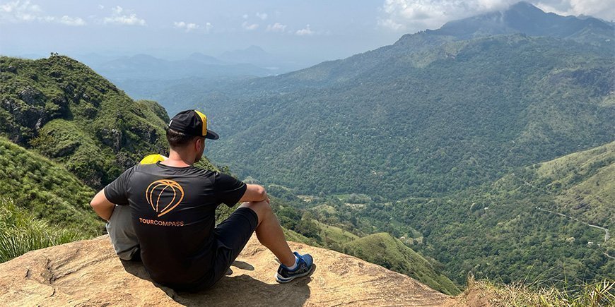 Far och son sitter på toppen av Little Adam's Peak i Sr Lanka