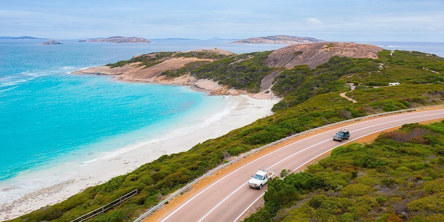 Bilar som kör på Great Ocean Road i Australien