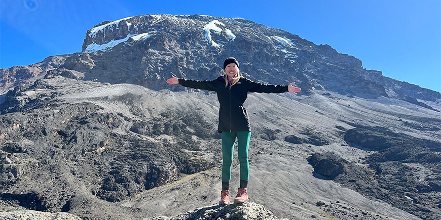 Catriona står med utsikt över Kilimanjaros vilda landskap