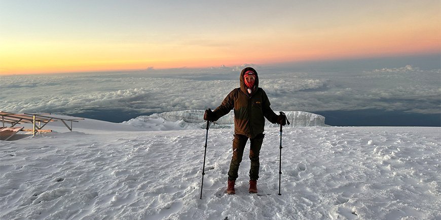 Catriona på toppen av Kilimanjaro i soluppgången