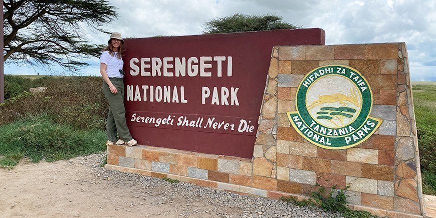 Inger står vid ingången till Serengeti National Park i Tanzania