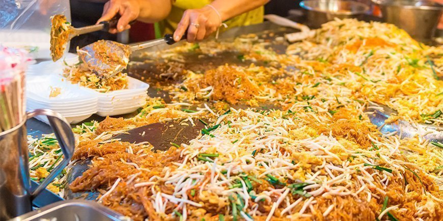 Pad Thai tillagas vid ett gatuköksstånd i Thailand