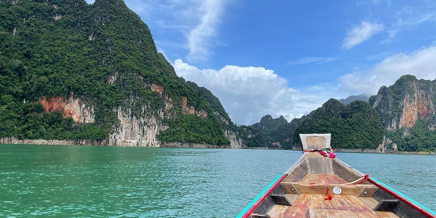 Segelbåt på Cheow Lan Lake i Khao Sok, Thailand