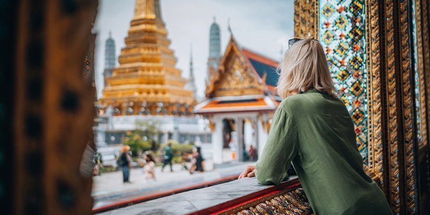 Kvinna tittar på ett tempel i Bangkok, Thailand