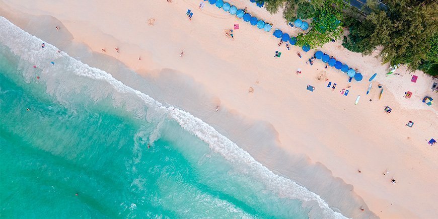 Översiktlig vy från Kata Beach på Phuket, Thailand.