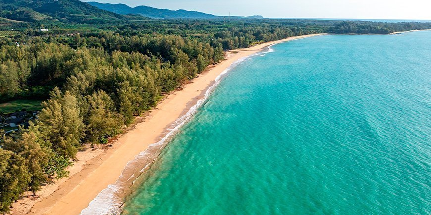 Översiktsvy från Bang Sak Beach i Khao Lak i Thailand