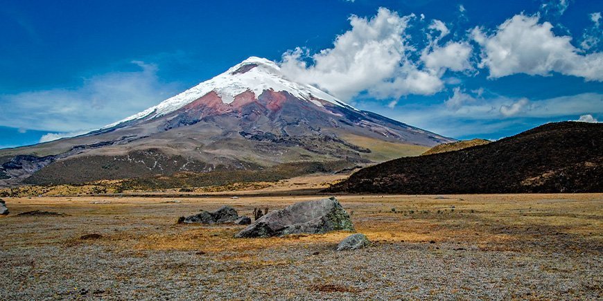 Blå himmel vid vulkanen Cotopaxi i Ecuador.