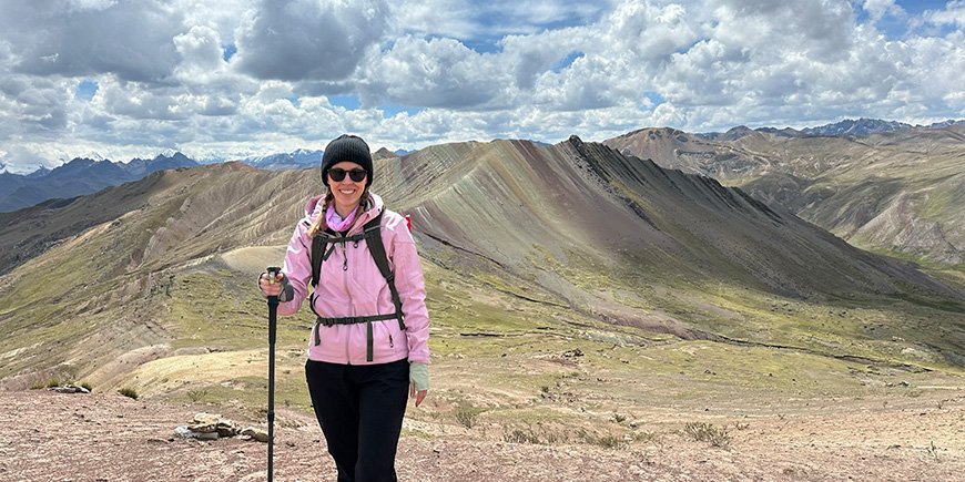 Iida med utsikt över Rainbow Mountain i Peru