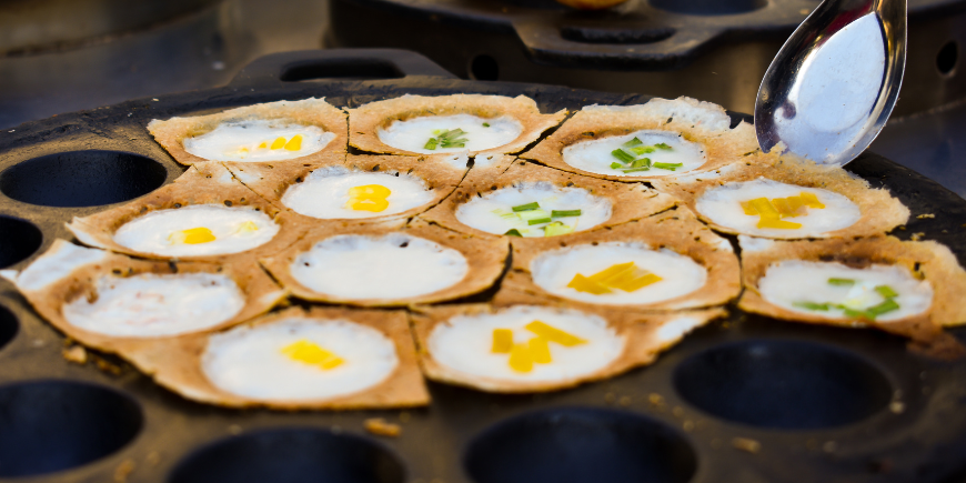 Khanom Krok tillagad i en panna