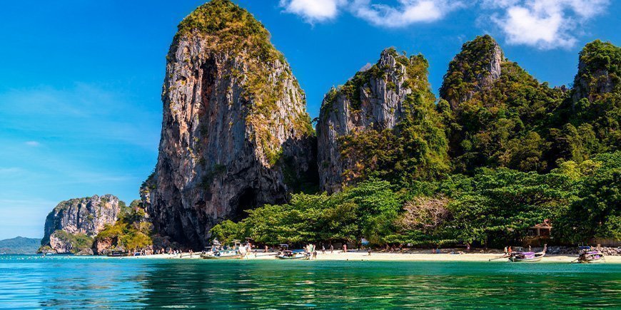 Kalkstensklippor på Phra Nang Beach i Thailand.