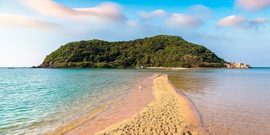 Utsikt över Koh Ma från Mae Haad Beach på Koh Phangan i Thailand.