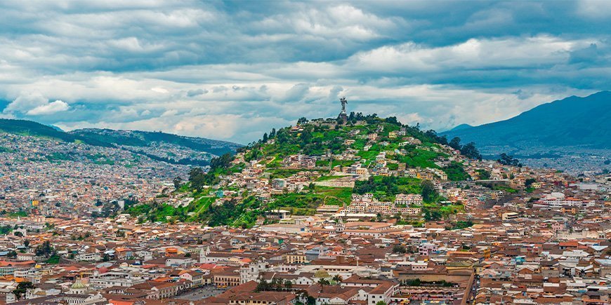 Skyline över Quito, huvudstaden i Ecuador.