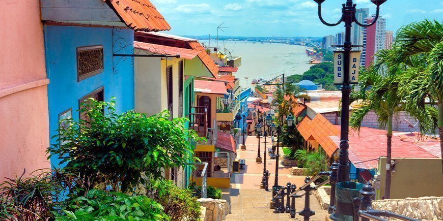 Charmig gata i Guayaquil på Ecuadors Stillahavskust.