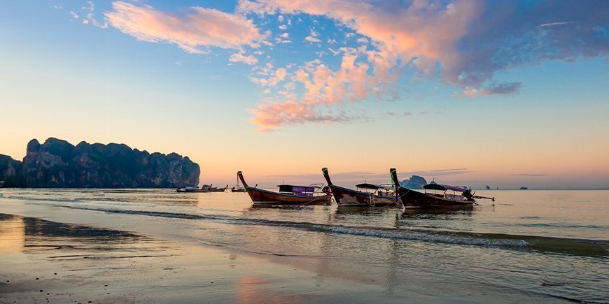 Solnedgång vid Ao Nang Beach i Krabi, Thailand