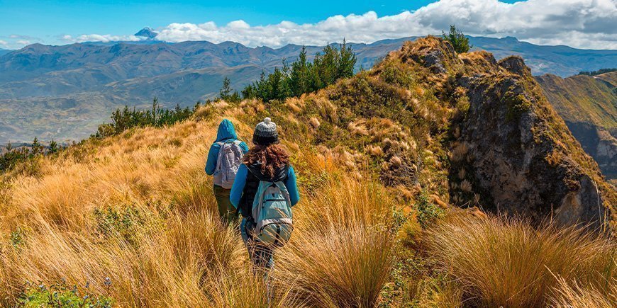 Två kvinnor vandrar i bergen nära Quito.