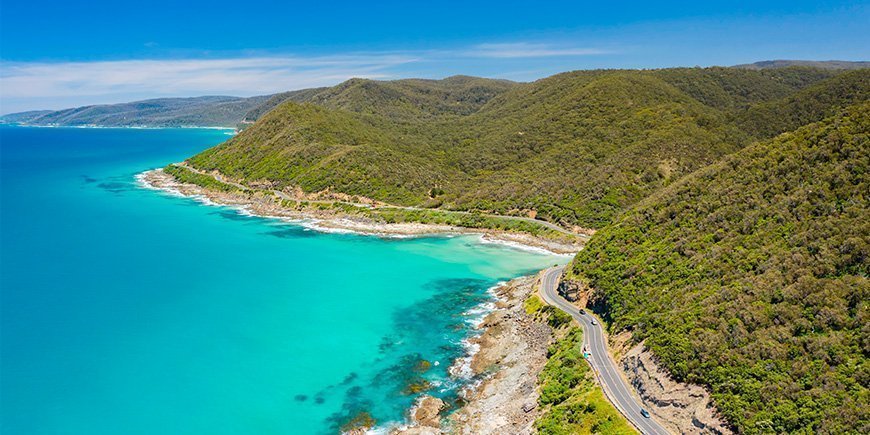 Utsikt över Great Ocean Road i Australien en solig dag.