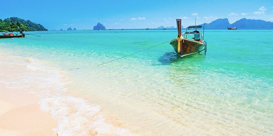 Vacker strand och klart väder på Koh Ngai