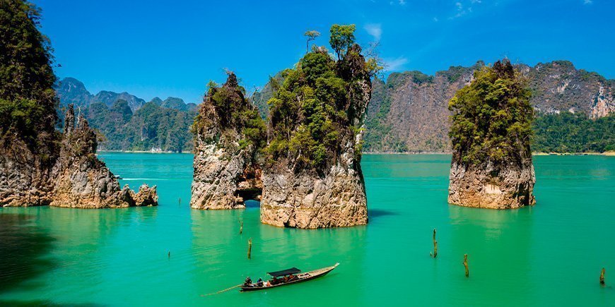 Översikt över sjön i Khao Sok nationalpark