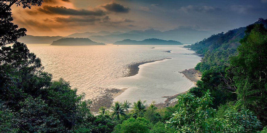 Solnedgång och regnskog på Koh Chang