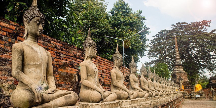 Statyer uppradade vid Wat Yai Chai Mongkhon i Ayutthaya, Thailand