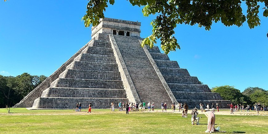 Solig dag vid Chichen Itza i Mexiko