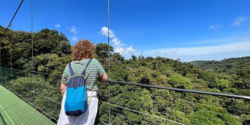 Kvinna står på en hängbro i Monteeverde, Costa Rica