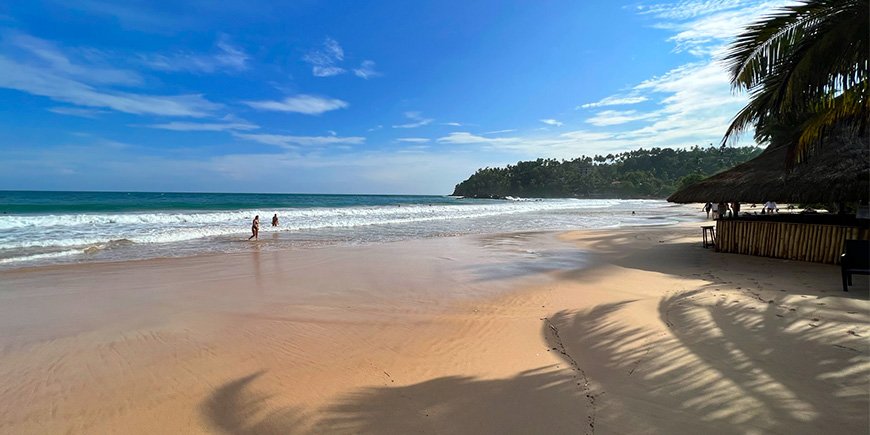 Blå himmel vid Mirissa-stranden i Sri Lanka