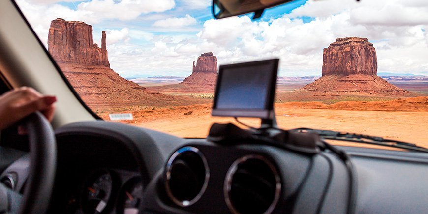 Bil följer GPS i Monument Valley, USA