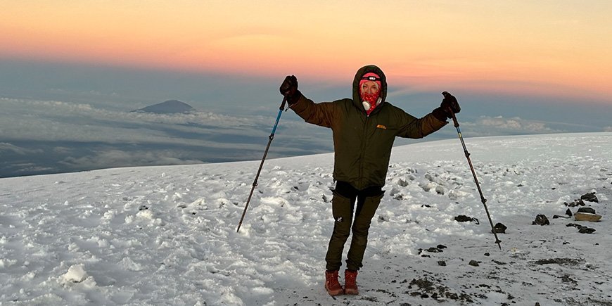 TourCompass resespecialist Katt på toppen av Kilimanjaro