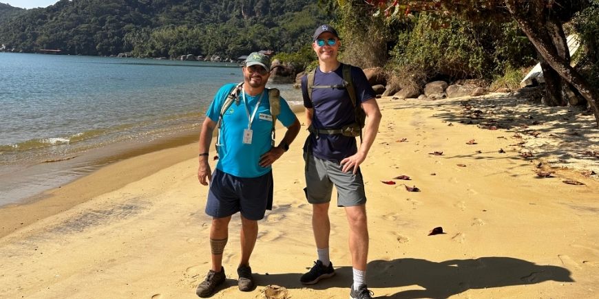 Claus och guide på en strand på Ilha Grande