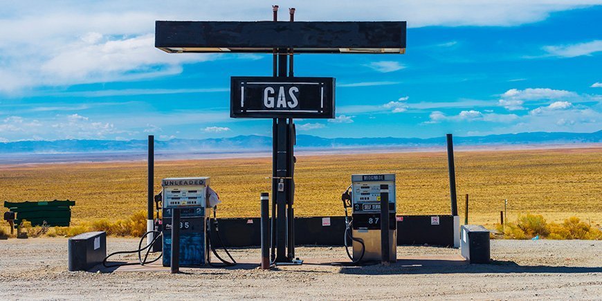 Gammal bensinstation på en öde väg i USA