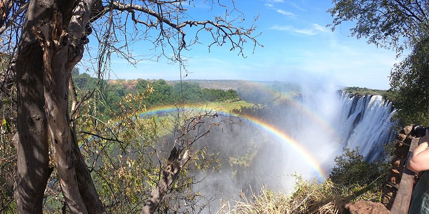 Regnbåge över Victoriafallen i Zambia