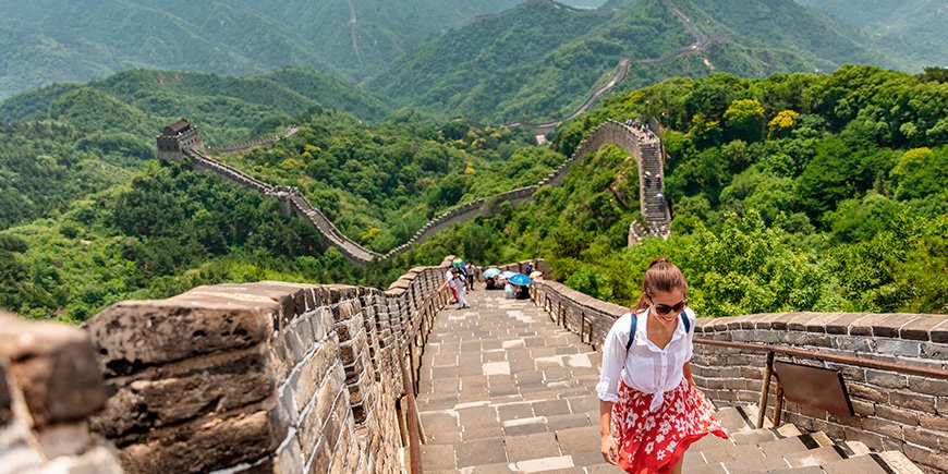 Kvinna går på Kinesiska muren i Peking, Kina