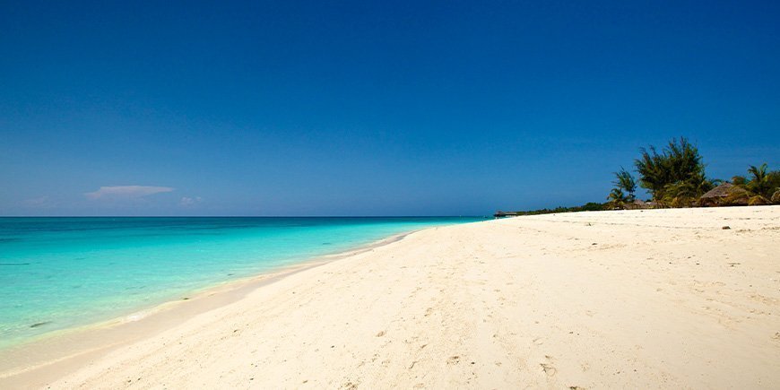 Molnfri dag på stranden i Zanzibar i januari