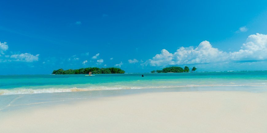 Blå himmel över Chaweng Beach på Koh Samui