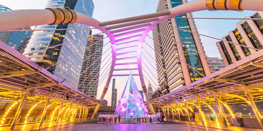 Juldekorationer på himmeltåget i Bangkok