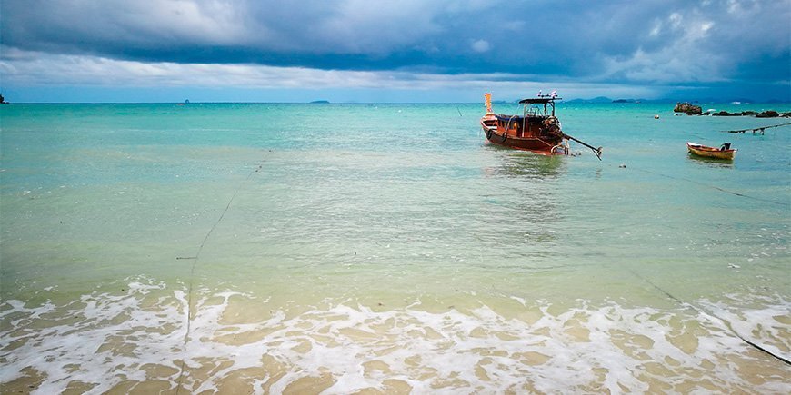 Molnig dag på Koh Yao Yai i Thailand