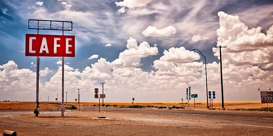 Ensamt café mitt ute i ingenstans på Route 66 i USA