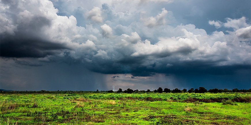 Regn över thailändska landskap