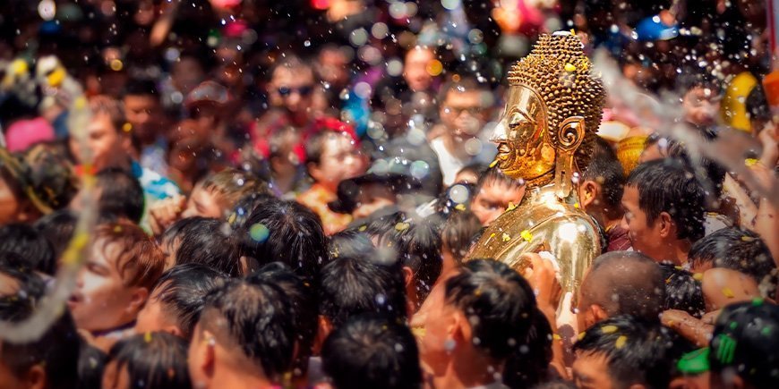 Människor har en vattenkamp på gatorna under Songkran