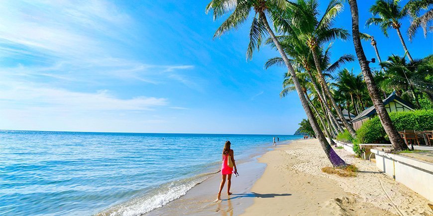 Kvinna som går på stranden på Koh Chang i Thailand