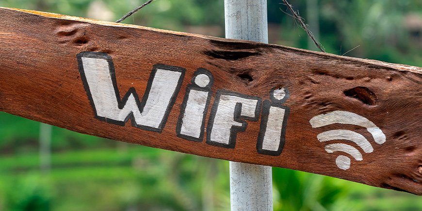 Wifi-skylt på en träbit på Bali