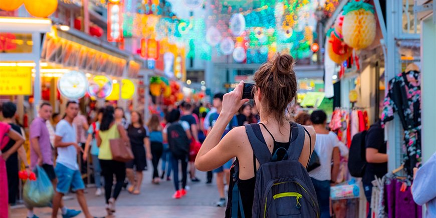 Fotograferande kvinnor i Chinatown i Singapore