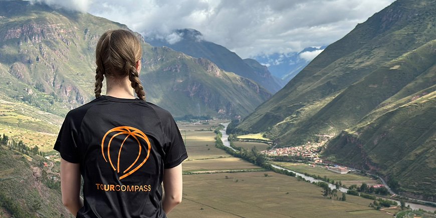 Kvinna med TourCompass-t-shirt på upptäcktsfärd i Cusco i Peru