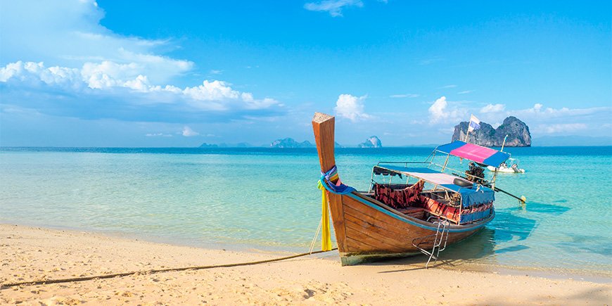 Longtailbåt på ön Koh Ngai i Thailand